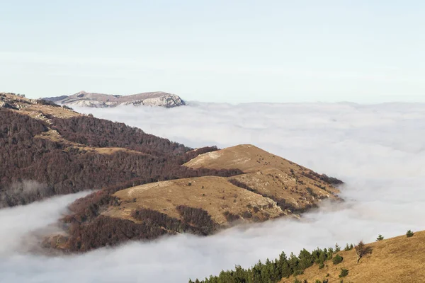 Горные холмы, окутанные облаками — стоковое фото