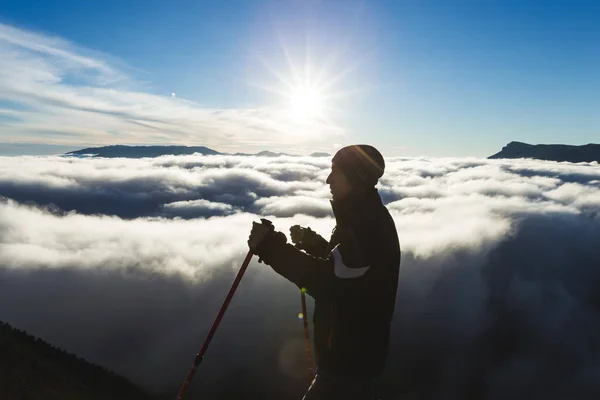 Climber high in the mountains — Stock Photo, Image