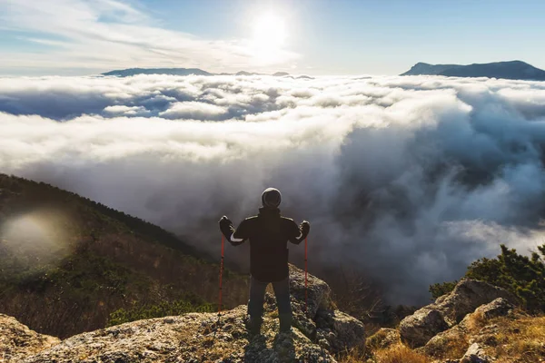 Mann blickt auf den atemberaubenden Berg — Stockfoto