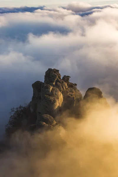 Mountain in the clouds at  sunset — Stock Photo, Image