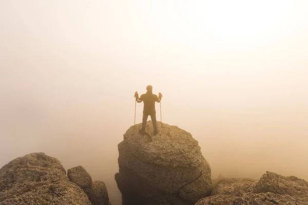 Homem caminhando até o topo da montanha — Fotografia de Stock