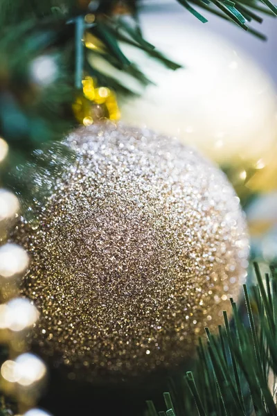 Gouden bal van Kerstmis — Stockfoto