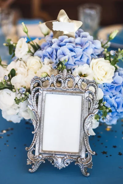 Bloemen arrangement aan bruiloft tafel — Stockfoto