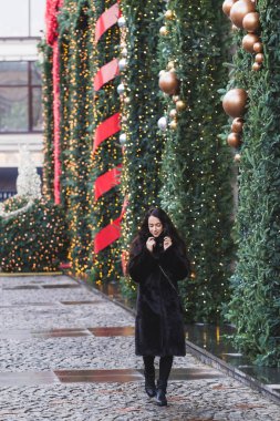 siyah ceketli güzel kadın