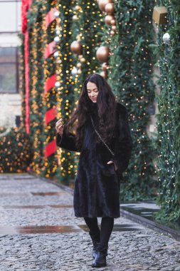 siyah ceketli güzel kadın