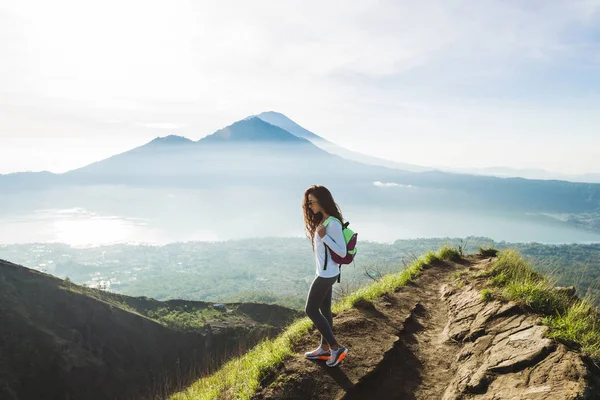 Женщина на вершине горы Бату — стоковое фото