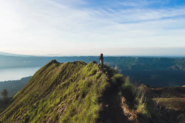 Γυναίκα στην κορυφή του Mount Batu — Φωτογραφία Αρχείου