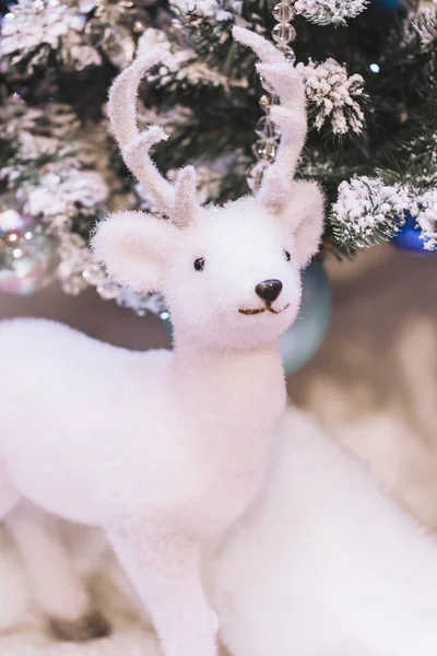 Veado de brinquedo do Pai Natal branco — Fotografia de Stock