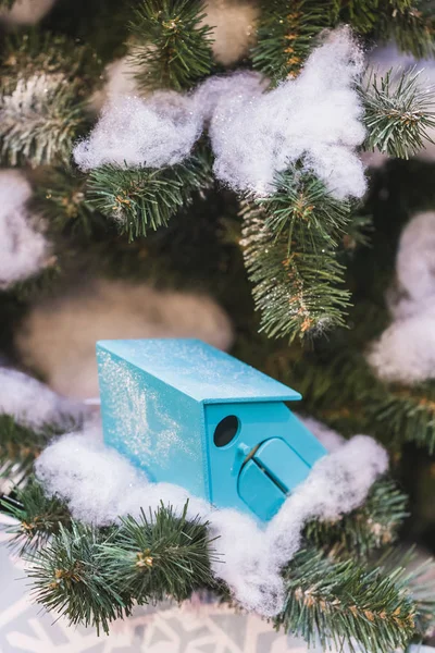 Kerstboom die versierd met weinig blauw — Stockfoto