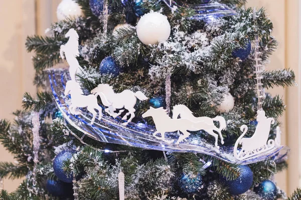 Ongewone ideeën voor het verfraaien van de kerstboom — Stockfoto