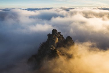Dağın zirvesine görünümünü 