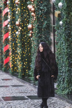 bir siyah vizon kürk yürüyen kadın