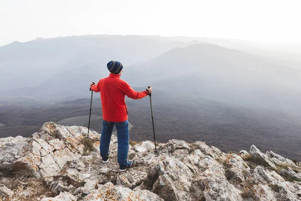 Homem subiu ao topo da montanha — Fotografia de Stock