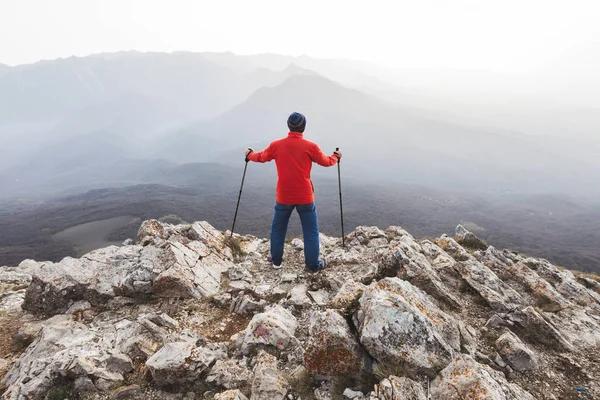 Mann steht auf Felsen — Stockfoto