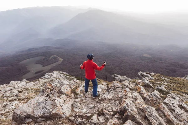 Man climbed to the top of the mountain — Stock Photo, Image