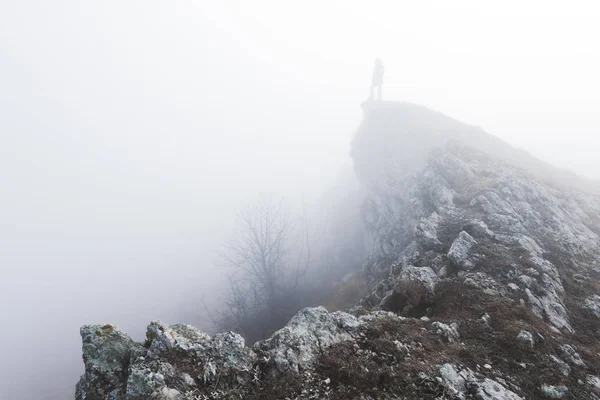 Людина стоїть на самоті в тумані — стокове фото