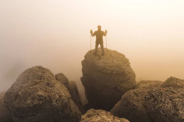 Homem caminhando até o topo da montanha — Fotografia de Stock