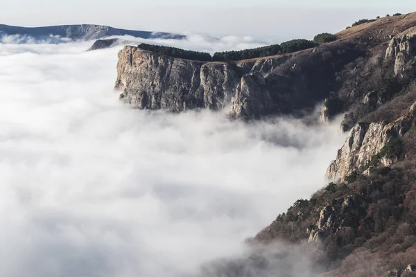 岩石由于低云层的覆盖 — 图库照片