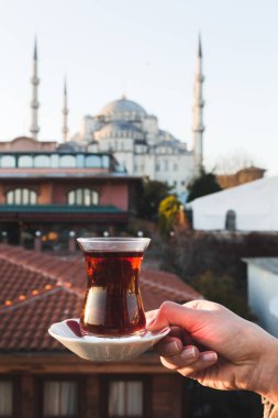 Geleneksel Türk çayı kadınla 