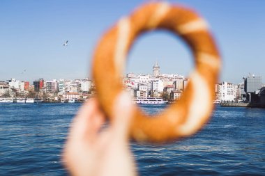geleneksel bir Türk simit tutan el