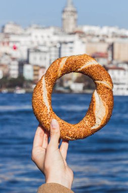 geleneksel bir Türk simit tutan el 