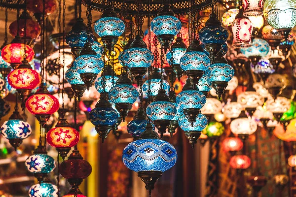 Удивительные традиционные турецкие лампы ручной работы — стоковое фото
