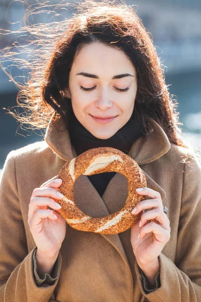 Woman holds a traditional Turkish simit — Stock Photo, Image