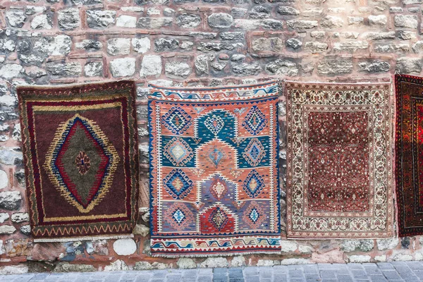 Handgemaakte tapijten verkocht — Stockfoto
