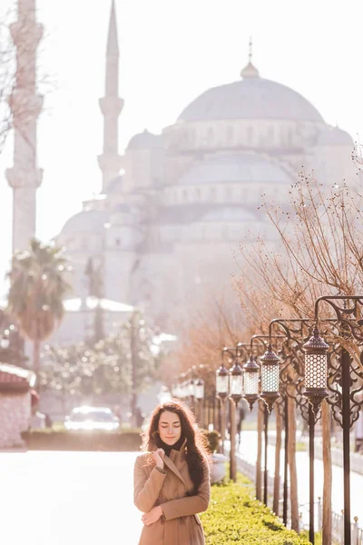 Vrouw in in de buurt van de blauwe moskee — Stockfoto