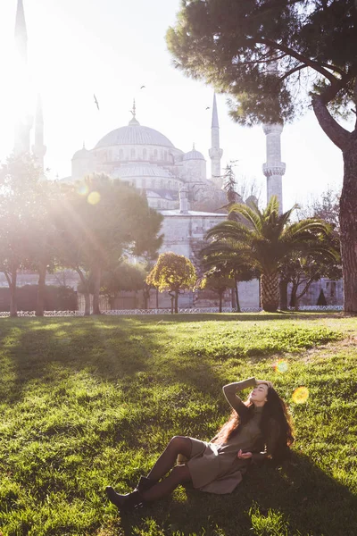 Woman  near the Blue Mosque — Stock Photo, Image