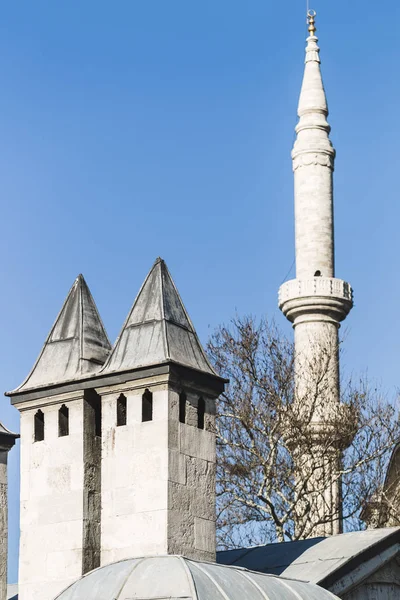 Minaret masjid di Istanbul — Stok Foto
