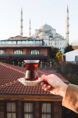 terasında geleneksel Türk çayı 