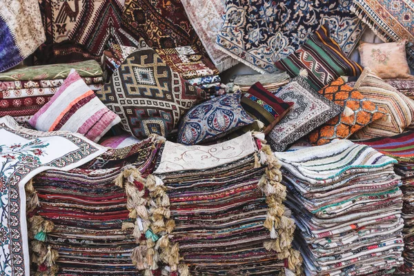Haufen von schönen handgefertigten Teppichen — Stockfoto