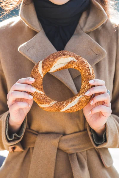 Žena má turecká simit — Stock fotografie