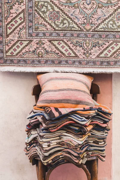 Haufen von schönen handgefertigten Teppichen — Stockfoto