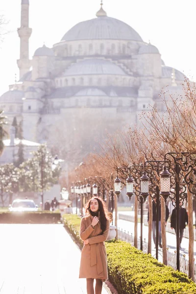 Woman  near the Blue Mosque — Stock Photo, Image