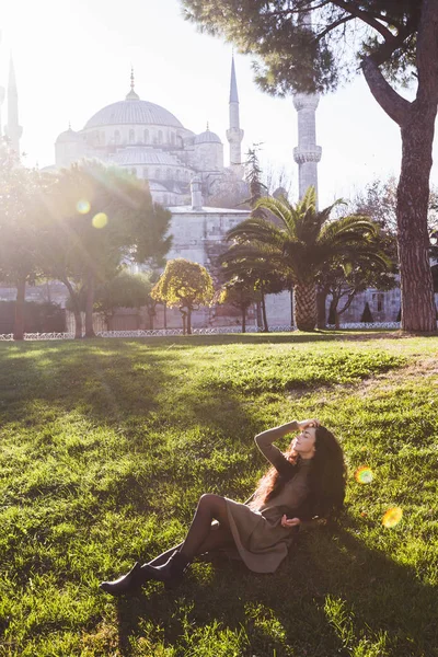 Woman  near the Blue Mosque — Stock Photo, Image