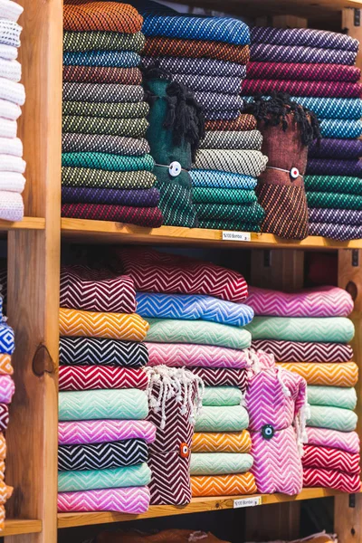 Μεγάλο ράφι με ένα πολύχρωμο πετσέτες — Φωτογραφία Αρχείου