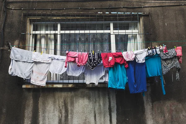 Laundry drying on the old streets — Stock Photo, Image
