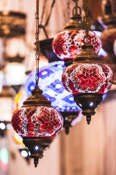 Удивительные традиционные турецкие лампы ручной работы — стоковое фото