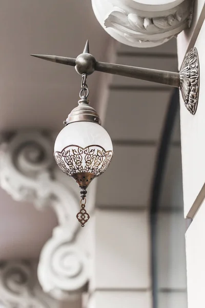 漂亮的现代金属灯笼 — 图库照片