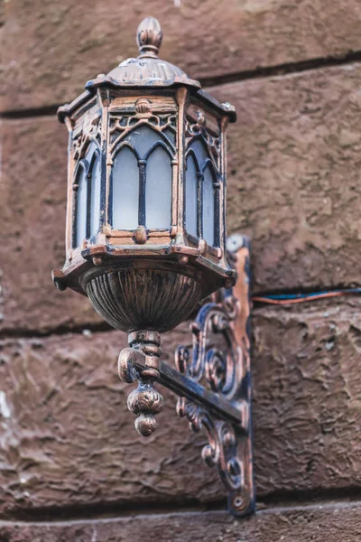 漂亮的旧老式金属灯笼 — 图库照片
