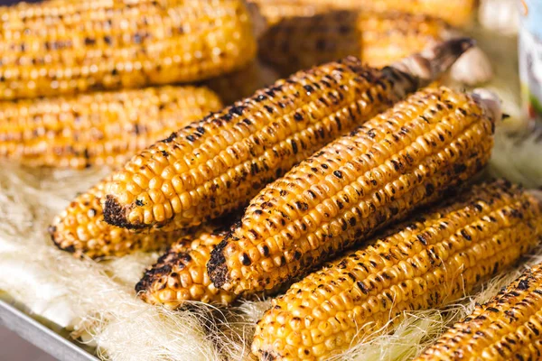 Гарячі та смачні кукурудзи на грилі — стокове фото