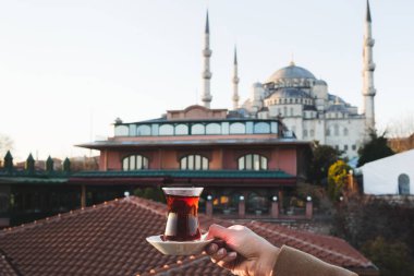 Geleneksel Türk çay tutan kadın 