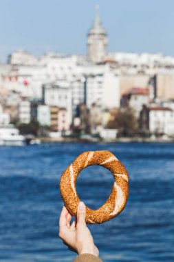 Kadın el holding Türk simit