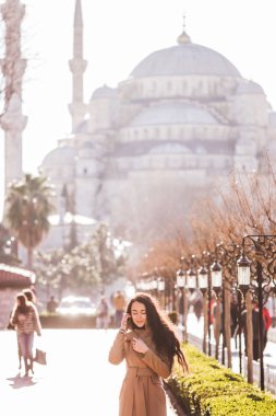 Kadının yanına Sultanahmet Camii 