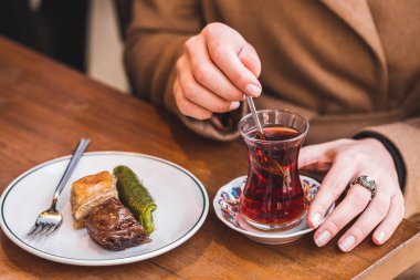 Türk lokumu ile geleneksel çay. 