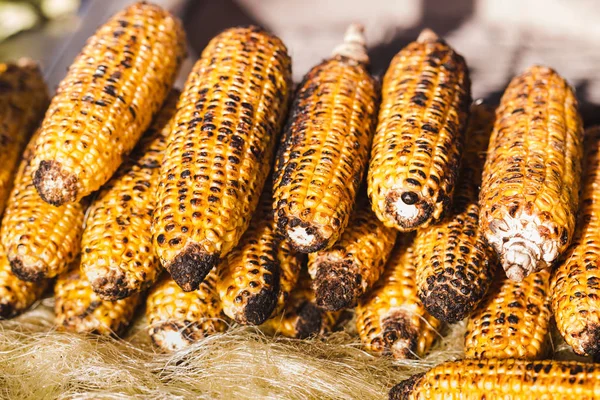 Maíz a la parrilla caliente y sabroso —  Fotos de Stock