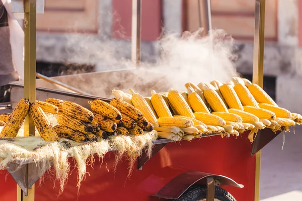 Preparando maíz a la parrilla caliente al aire libre —  Fotos de Stock