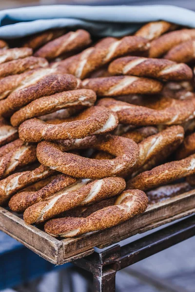 Turkse bagel simit close-up. Vers gebakken broodjes te koop op t — Stockfoto